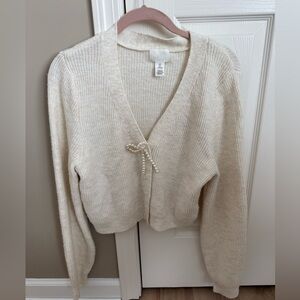 H&M Cropped Sweater Pearl Bow button detail
